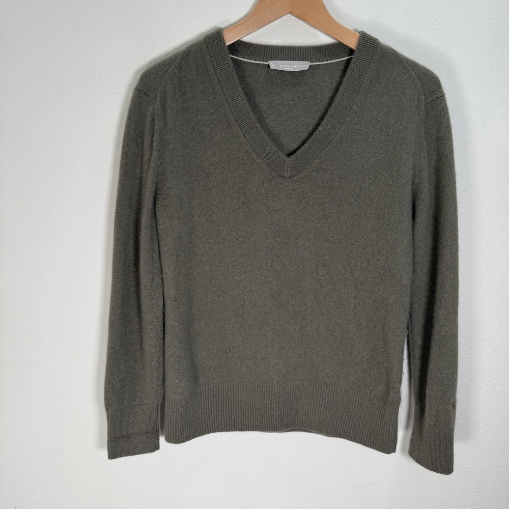 Everlane Sweater 100% Cashmere Womens Sz M V Neck Sage Green Luxury Classic